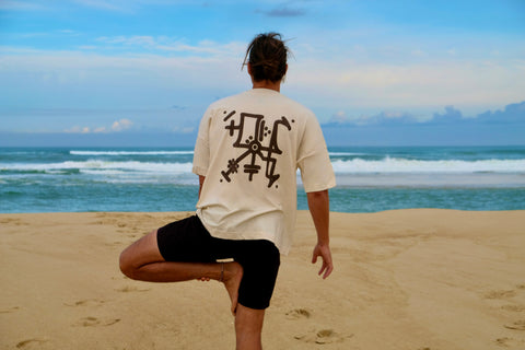 Mann am Strand in Yoga Pose