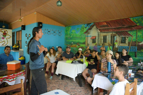 Mann steht vor Gruppe an Leuten und erzählt über Schildkröten