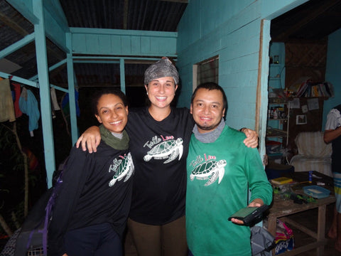 Zwei Frauen und ein Mann mit Turtle Love T-shirts