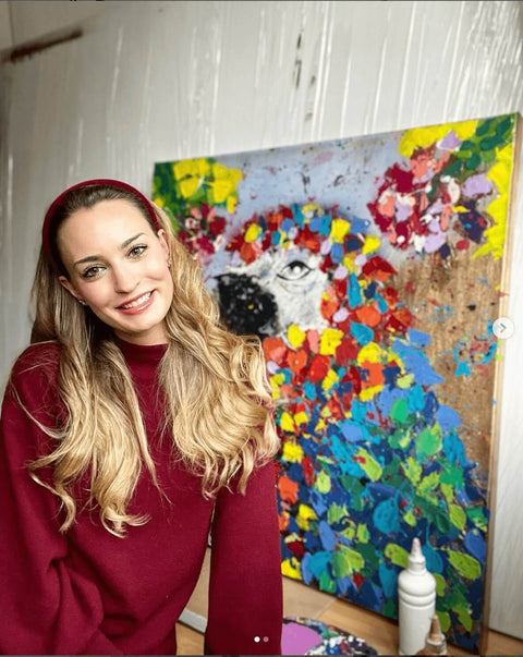 blondes Mädchen lächelnd vor Papagei Acrylgemälde 